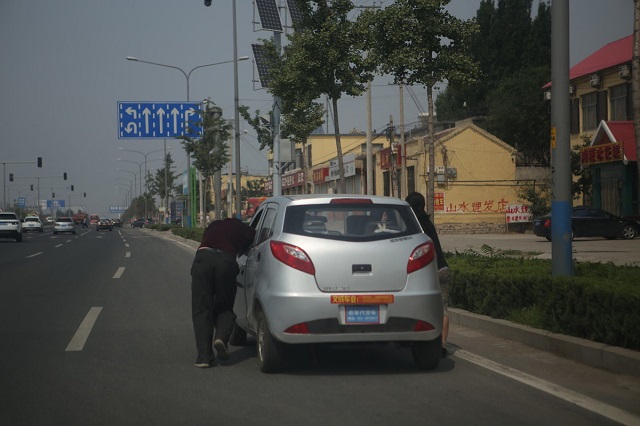 汽車(chē)電瓶沒(méi)電之推車(chē)啟動(dòng)